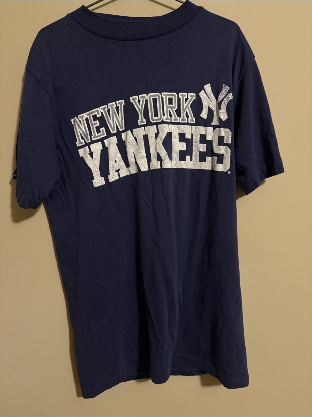 Womenās New York Yankees Navy Graphic Tee
